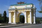 Триумфальная арка (одна из двух - северо-восточная). Построены в честь победы России в Отечественной войне 1812 года. Поводом для постройки стал ожидаемый визит в Новочеркасск императора Александра I.