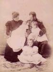Семейное фото, 1899 год, на руках у Александры Феодоровны родившаяся княгиня Мария Николаевна.
