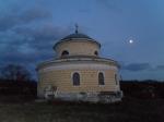 луна над церковью Михаила Архангела