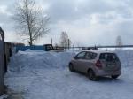 Зимой стоянка класс - машины по крышу в снегу