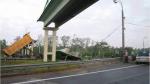 Самосвал врезался в пешеходный мост на трассе &quot;Дон&quot; 10 июня 2011