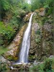 Живописный водопад недалеко от башни Хасанта-Абаа