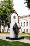 Памятник Макарию Калязинскому. Был установлен совсем недавно, в 2008 году. На средства горожан (вот буржуи!)