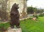 Медведь и Охотник на фоне репродукции то ли с фантика конфеты Мишка Косолапый, то ли с шишкинских медведей