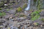 Водопад ручейком стекает в речку