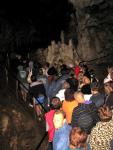 экскурсионная группа в пещере