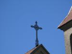 Крест на крыше костела
