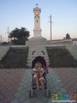 Дочка на фоне памятника