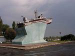 Азов. Памятник морякам в порту.