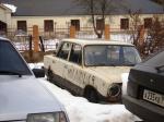машинка на паркоффке перед молодыми скучающими на шлагбауме ГУВДэшниками)))