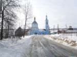 Вид на Казанскую церковь и музей, открывающийся от парковки