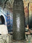 Каменный столб с текстом законов Хаммурапи. Клинопись