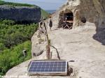Солнечная батарея дает свет в кельи