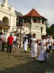 Для похода в храм женщины надевают белые одежды