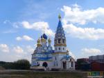 Вид на храм со стороны Москва-реки