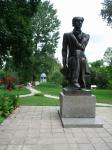 Памятник Тютчеву в парке