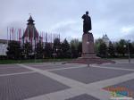 Снаружи от Кремля и Житной башни аллея с фонтанами и узнаваемым памятником