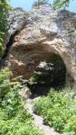 каменная арка под скалой