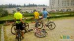 Российские велотуристы у Дворца