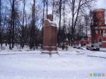 Памятник Циалковскому. Клумба завалена снегом. Пришлось расчищать.