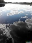  Отражение неба на лесном озере