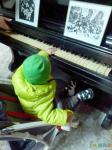 разрешили сыночку поклацать на старинном фортепиано