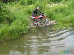 Коллега-эндурист волокёт мотоцикл через реку. &quot;Видит грека - в реке рак!&quot; (на самом деле только улитки)