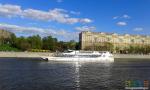 Пароходики прогулочные ходят по Москва-реке. Иду на встречу с Катей и памятником