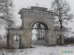 Сохранившиеся въездные ворота имения Дашковой