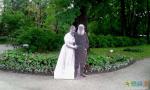 В саду встречает супружеская пара Толстых