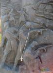 прямо на барельефе, на одной из фигур солдат висит серебряный крестик...тронуло..