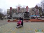 Семейство на фоне памятника освободителям Полоцка