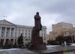  Ленин - на центральной площади города - отрадно!