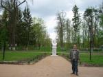 У памятника Толстову в его усадьбе , Красный рог