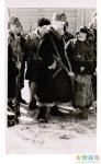  Слобода. За спиной Бати И. Андронников. Февраль 1942 год. Фото Р. Бершадского.