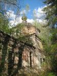 церковь спряталась в лесу