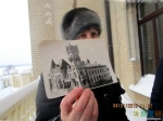 На балконе. Наталья Павловна показывает фотографию, где на этом балконе ещё Ленин стоит