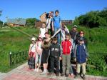 Участники археологического лагеря серпуховской школы 16 около памятной пушки близ деревни Глубоково
