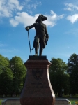 Ленинградская область.г.Гатчина.Павел I(статуя) перед Гатчинским дворцом.