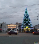 Новогодняя елка на площади в предрассветный час
