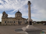Памятный столб на площади
