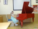 Анастасия играет на фортепиано