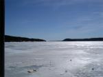 Лед на озере пока что достаточно крепкий