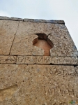 старые надписи на стенах некрополя