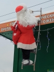 Дед Мороз у монастыря.