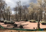 Площадка военной техники в городском парке