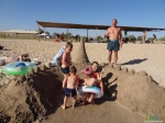 На пляже соорудили с детьми вот такую большую крепость