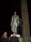 Скульптура солдата и DuGGer, Reo, Firn...