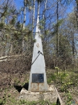 Памятник погибшим туристам недалеко от вершины