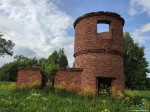 Водонапорная башня из старинного красного кирпича
